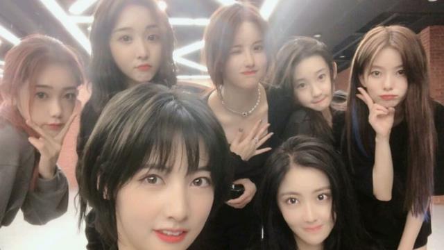 张艺凡|张艺凡挑战“椅子下腰”，却忘记自己穿了短装，肋骨上痕迹太抢镜