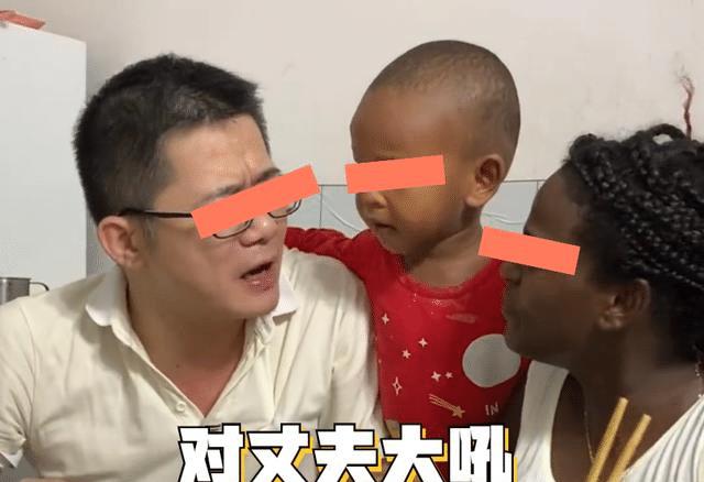 小伙用筷子吃饭遭非洲妻子制止,扔掉筷子后大吼:必须用手抓饭