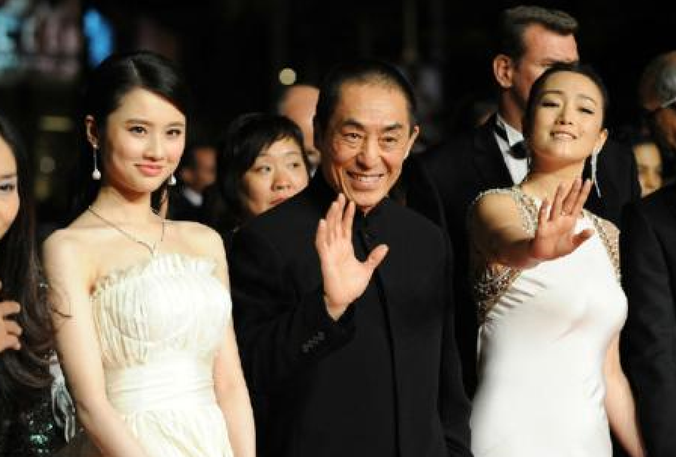 张艺谋|72岁张艺谋童心未泯！拆盲盒太刺激，办公室布置随之曝光