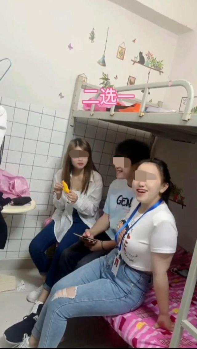 1男2女入厂上班,2个女孩对男孩狂献殷勤,男子竟说2个都不喜欢他