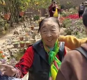 李玉成|马玉琴疑似早已去世，李玉成用库存被揭穿，部分网友在评论区议论