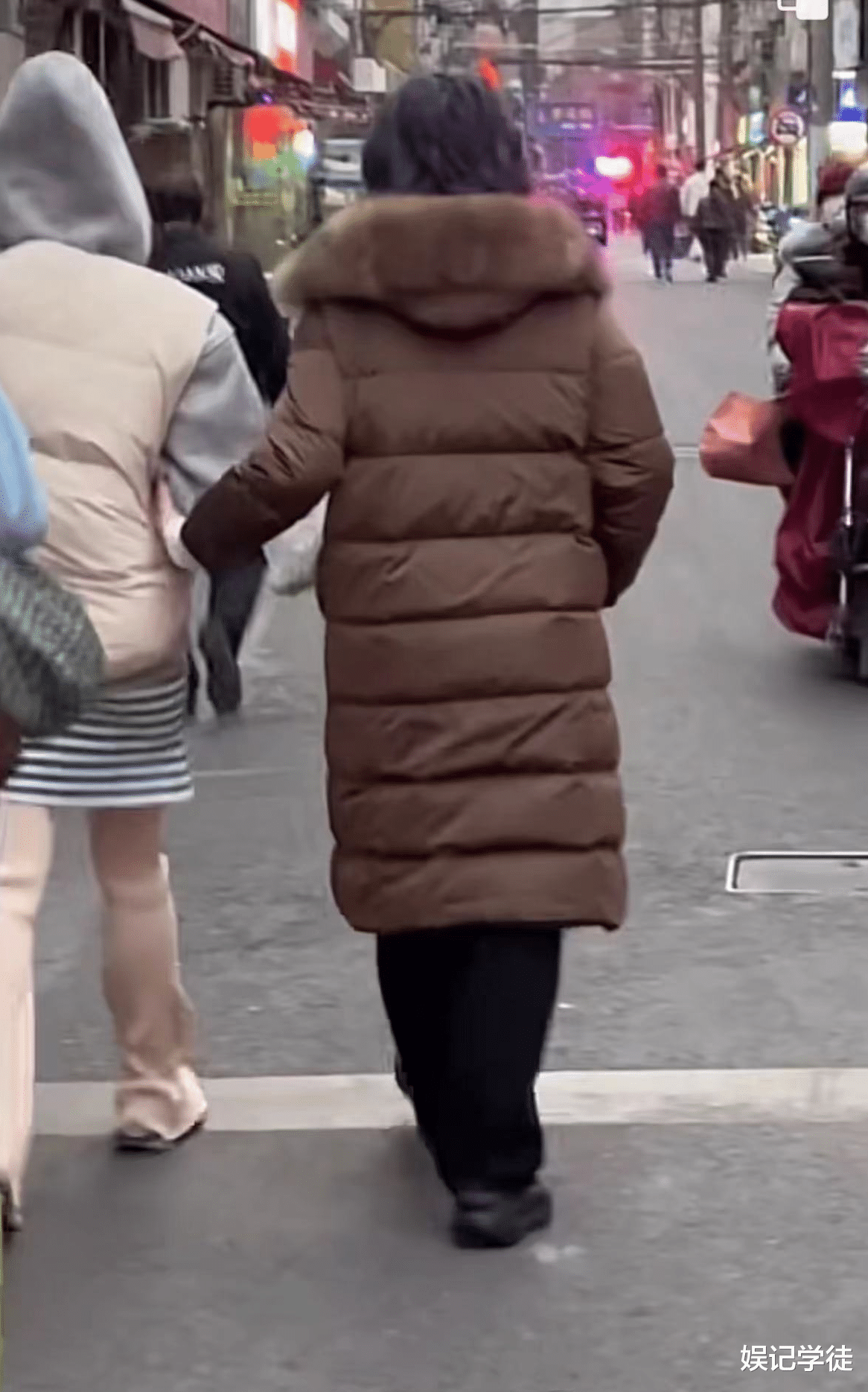 江珊|55岁“女神”江珊被指老太多，皮肤松弛身材走样，因浓妆被认出来