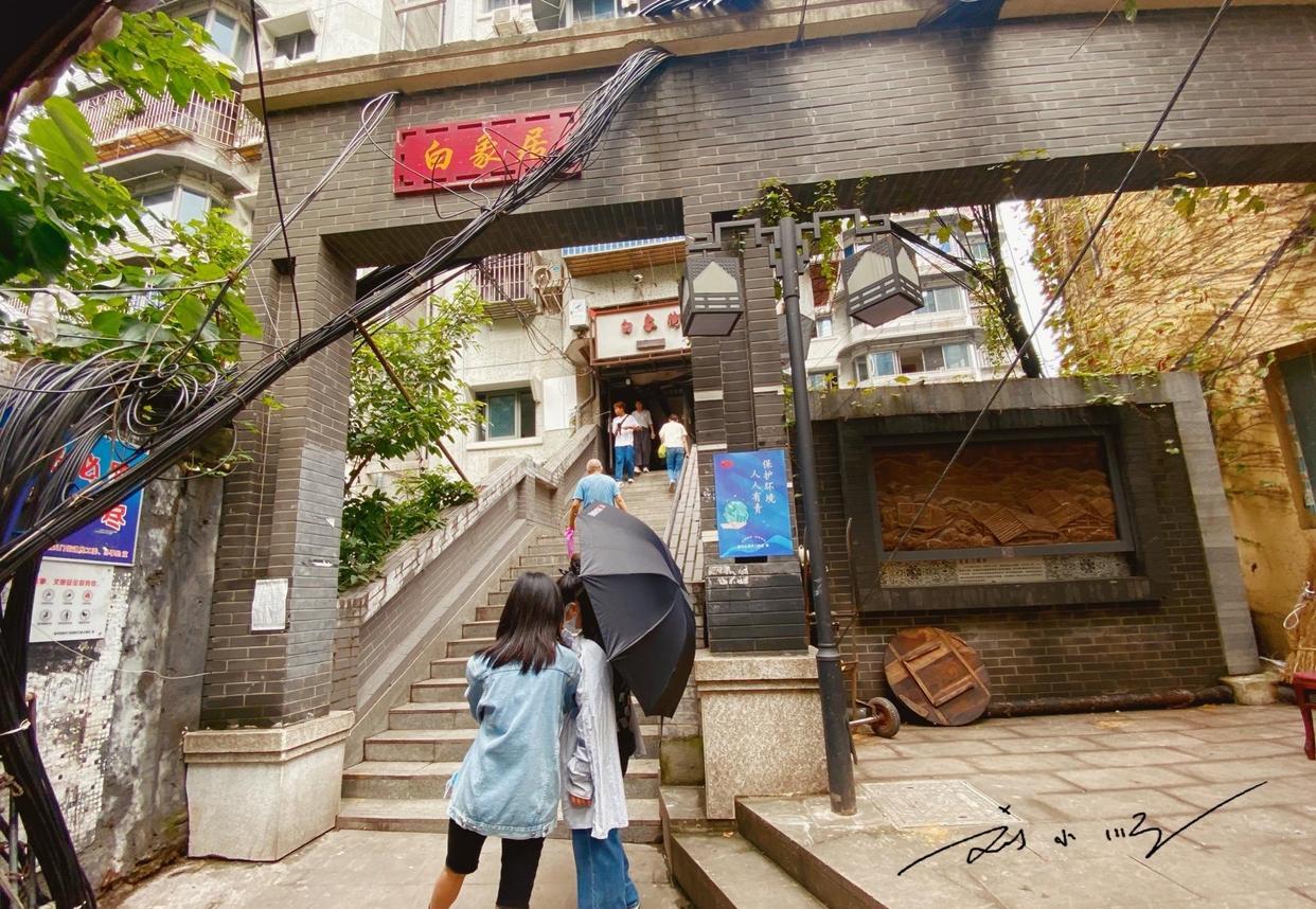 重庆|重庆江边有一栋居民楼，高达24层却没电梯，成为“网红旅游景点”