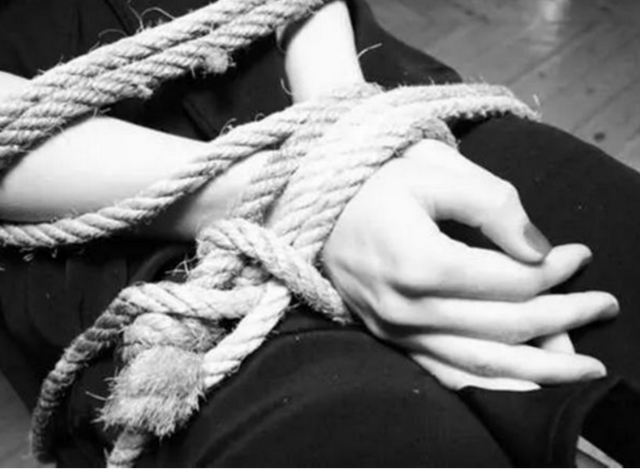 2011年,女大学生惨遭男同学父亲囚禁,找到时鼻子被割掉