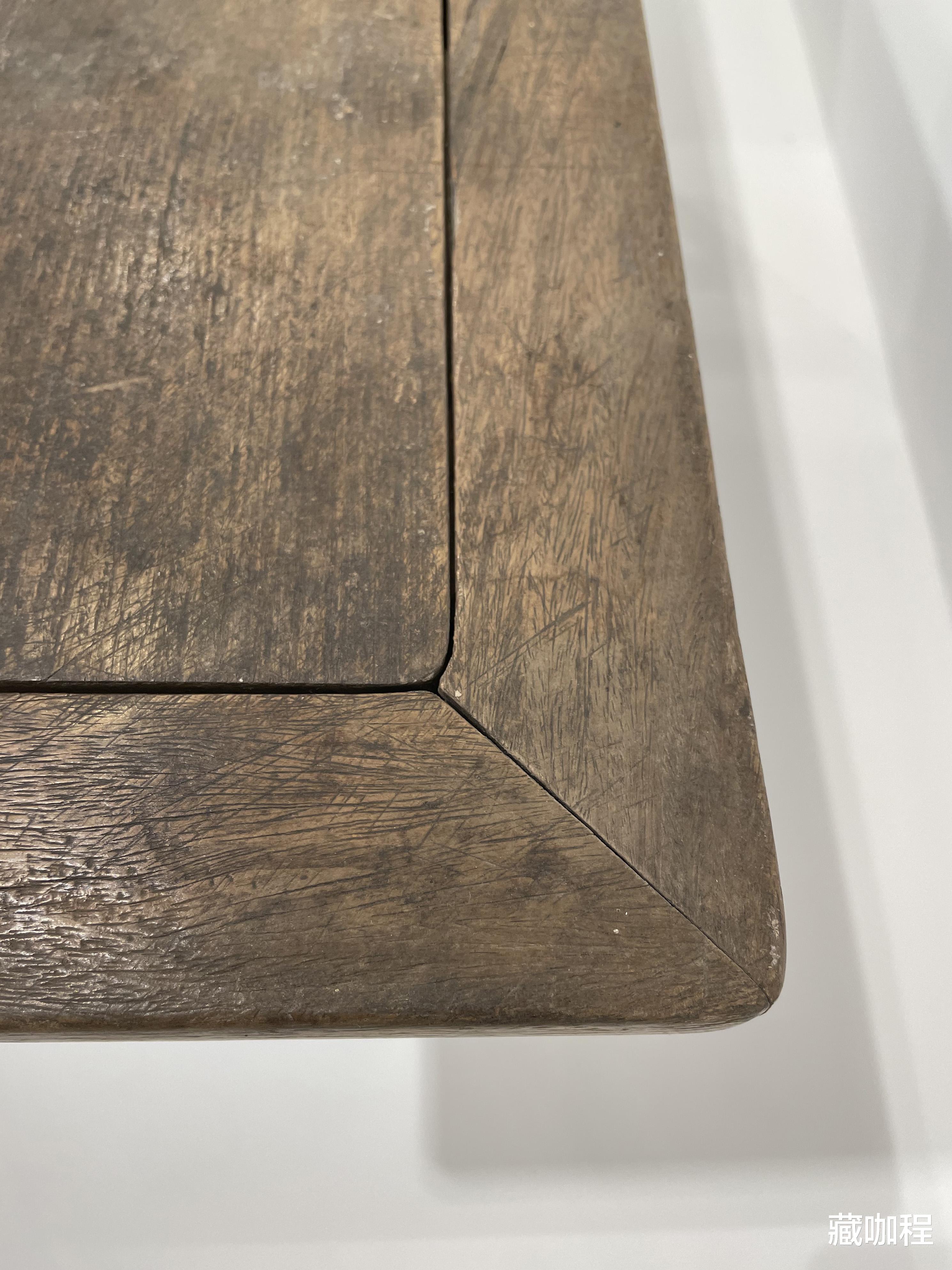 |干皮壳、窄边框镶独板,黄花梨平头案踩玻璃足