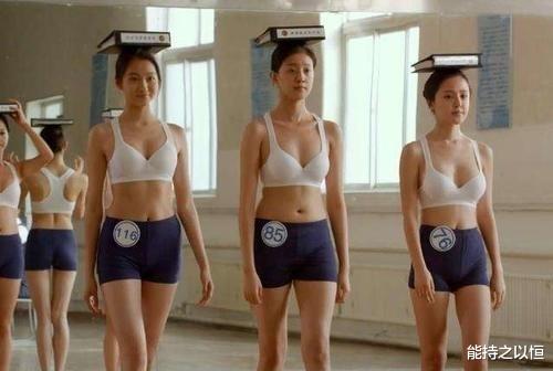 王鸥|模特出身的王鸥身材有多棒?当她站在关晓彤身边时,扎心了