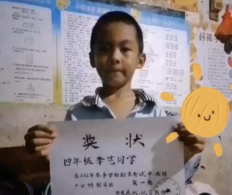 男孩画了一张奖状回家,父亲假装没看出来,还奖励了他10块钱
