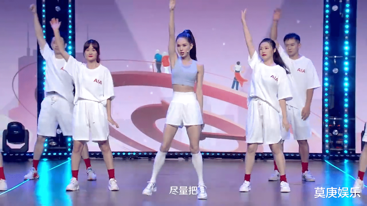 李若彤|56岁李若彤当健美操领队，身材傲人动作有力，累坏了边上的年轻人