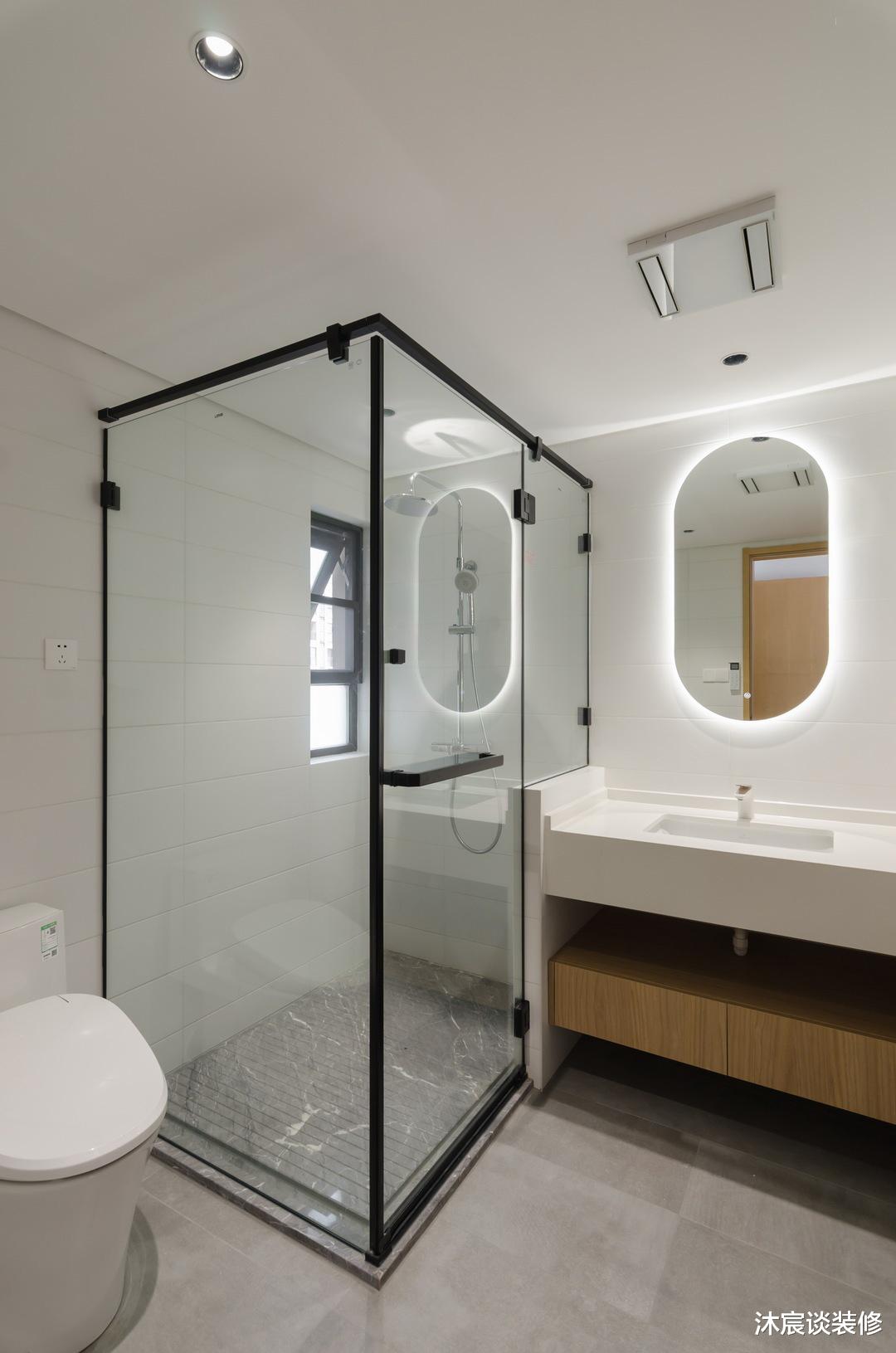 “穷装修”又赢了,他家用大白墙搭配原木家具,轻松打造清爽的家