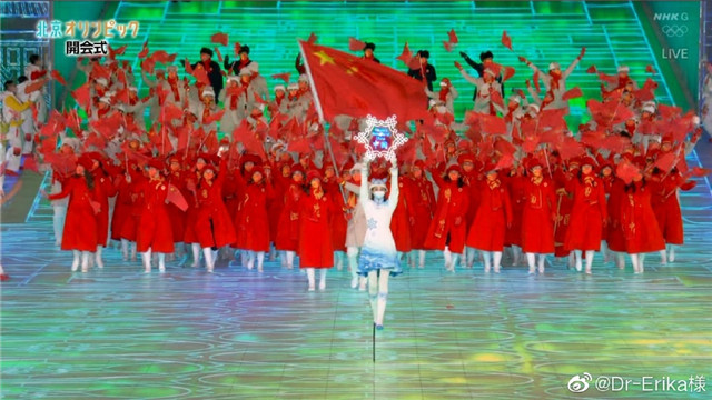 冬奥会|冬奥会开幕中国队入场，谷爱凌站方阵第一排，?一身中国红太可爱