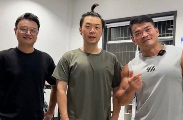 杜海涛 杜海涛瘦身后亮相遭嘲笑，与粉丝嘟嘴卖萌合照，网友：换汤不换药