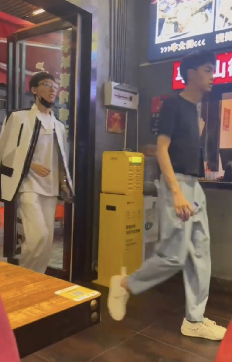 何炅|《你好星期六》私下聚餐被包围:何炅差点摔倒,刘耀文进不去车门