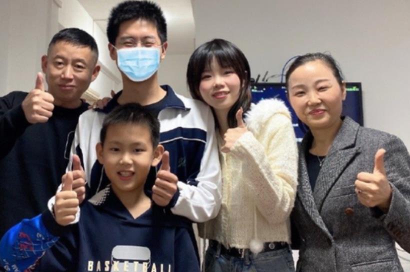 |对比明显！孙海洋小儿子孙辉多次见大场面，孙卓回老家眼神有点慌