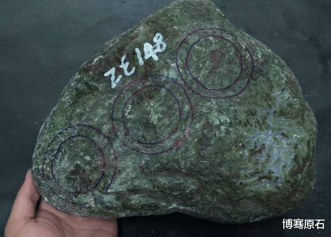 翡翠|6万买入2公斤的后江料，一刀切开货主的心都寒了一半，好在师傅将它“起死回生”