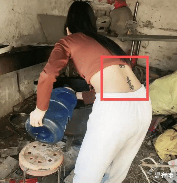 女子刷锅做饭,穿着清凉,背上刺青引争议,网友:我理解错了吗?