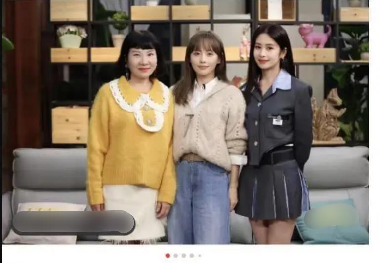 张嘉倪|张嘉倪官宣离婚后首现身，与人合影提不起精神，强颜欢笑闷闷不乐