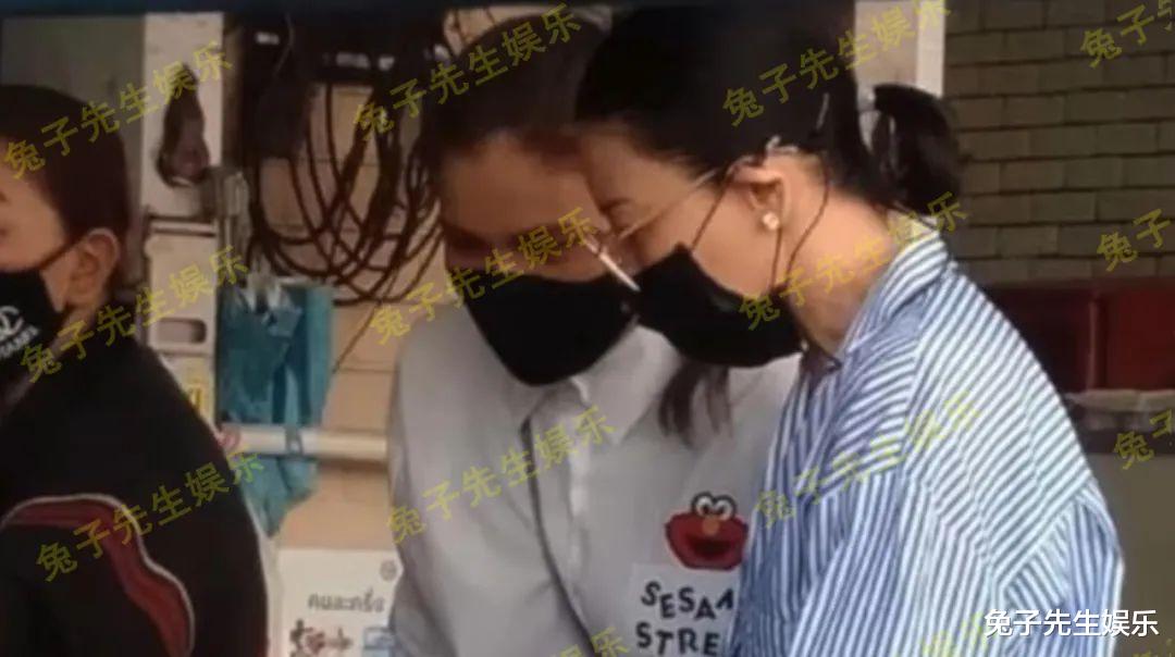 西拉米|西拉米成功归来了,扎低马尾白净斯文,锁骨突出身材和7年前一样