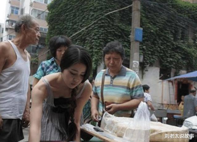 “街头卖肥肠的41岁大妈”火了!长着一张21岁女孩的脸,美得不真实