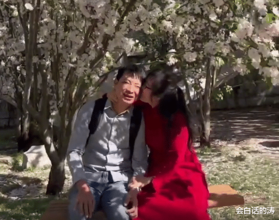 余秀华|余秀华“按头”吻小男友,却被对方差点挣脱,网友:何必为难自己