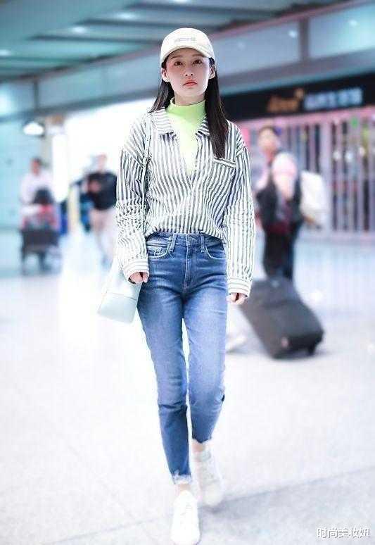 李沁|李沁把羽绒服穿出时髦感，粉色套装叠穿羽绒服，洋气不止一点