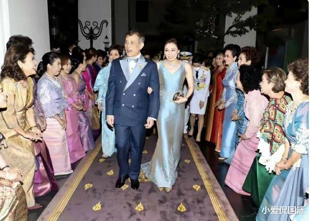 张颖颖|很开心，拉玛十世为母庆生获众贵妇追捧，素缇达深v无袖装争宠