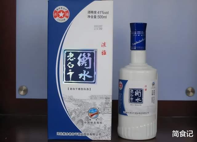60岁大爷聚会晒“酒桌白酒”，无1瓶名酒却火热出圈，行家：会喝