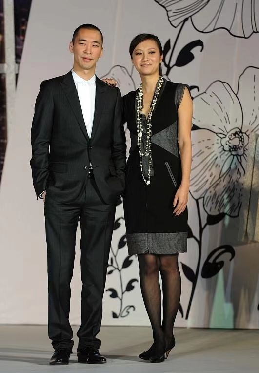 徐静蕾|徐静蕾又黑又壮，熟女风打扮瞬间老10岁，同框黄立行她体格更壮