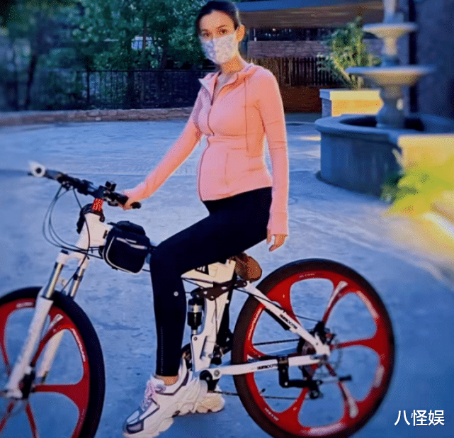 韩庚|韩庚老婆怀孕8个多月与李亚男聚餐，身体浮肿明显，皮肤依旧水嫩