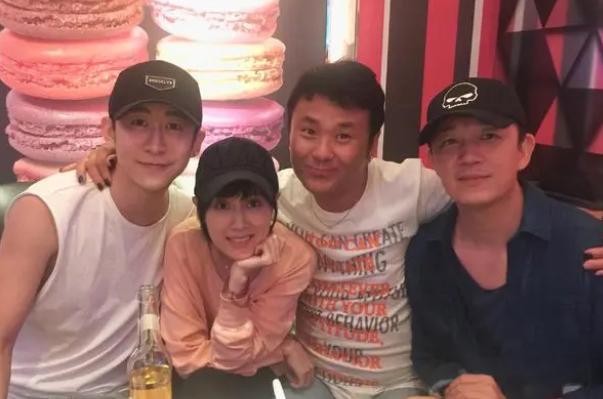 |潘粤明携女友聚餐,全程注视超甜蜜,38岁尹姝贻恋爱5年不急嫁