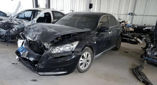 又一“纸糊车”现原形,车身被撞得稀烂,车主:安全性令人担忧!