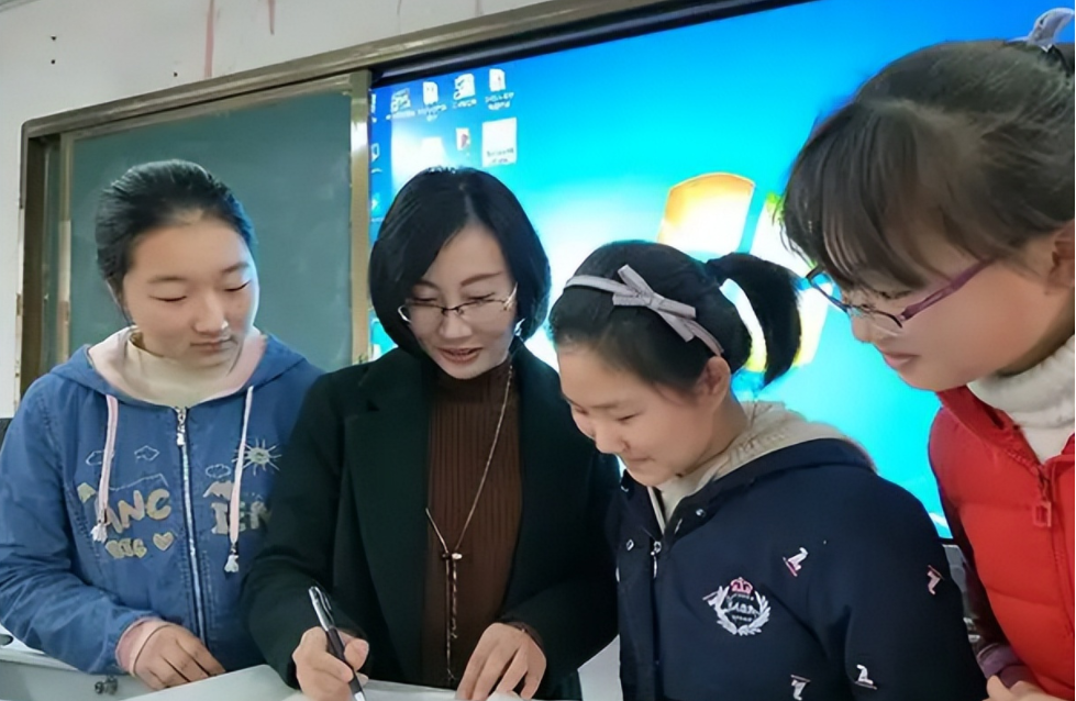 大学生|是想红还是想专心教育？1.89米女老师穿短裙上课，网友表示不敢看