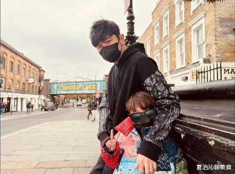 周杰伦|周杰伦晒一家游玩照，和昆凌怀抱三女儿画面温馨，罗密欧比耶超帅气