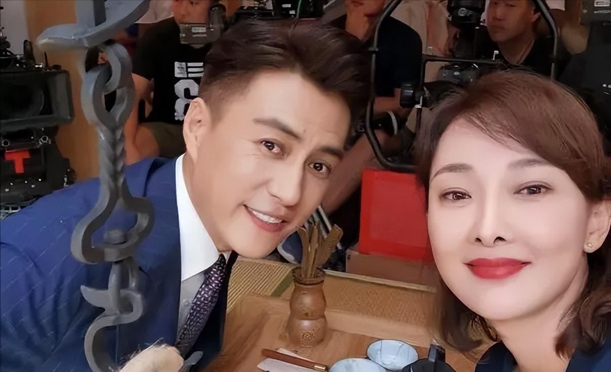 李佳|李佳：一婚错爱富商，二婚嫁给靳东，为爱放弃事业，44岁两子傍身