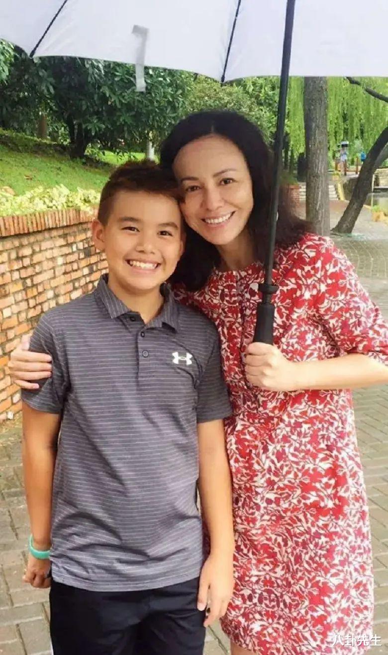 王琳|雪姨王琳真敢说，大方承认不开美颜脸会很吓人，避而不谈绯闻对象