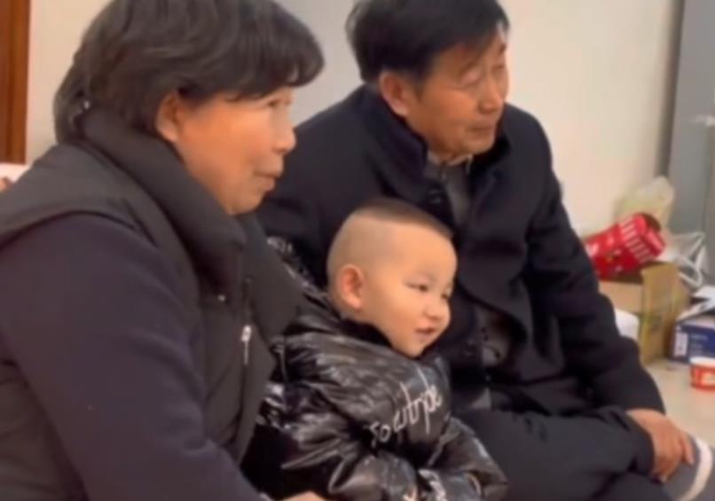 姚策|姚策堂嫂露面直播，称感谢支持过杜妈的人，直播间点名杜粉好尴尬