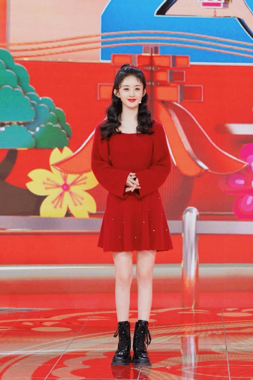 春晚|春晚明星战袍!张小斐小品造型又出圈,赵丽颖首登春晚造型换不停