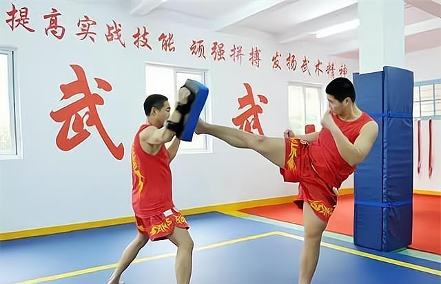 散打|国家散打运动员，和普通人相比，连招架之力都没有吗？