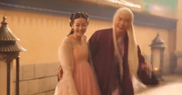 迪丽热巴|“弱鸡”男主迁就不得，女主都抱不动，还有什么脸演偶像剧