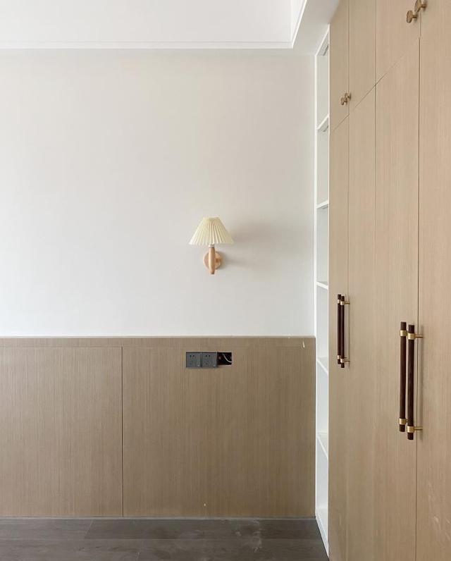 回到装修前,我先把床头柜扔了,再有机会,就要做衣柜一体式设计