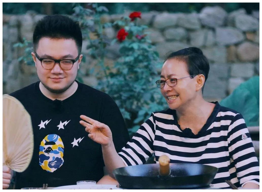 短发 郑少秋女儿最重200斤,胡慧中女儿170斤,肥胖星二代可真不少!