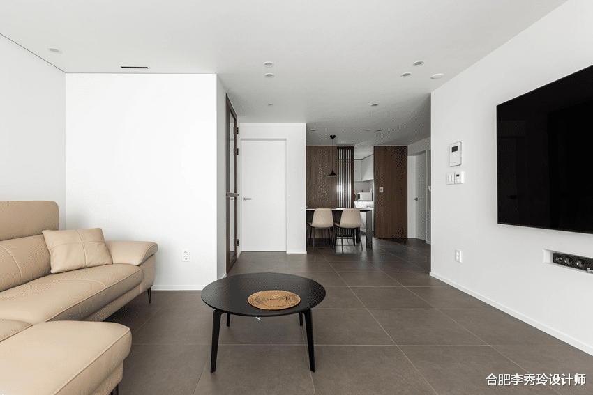 108㎡二手房，业主简单翻新，“白墙灰地”，清爽大方谁不喜欢？