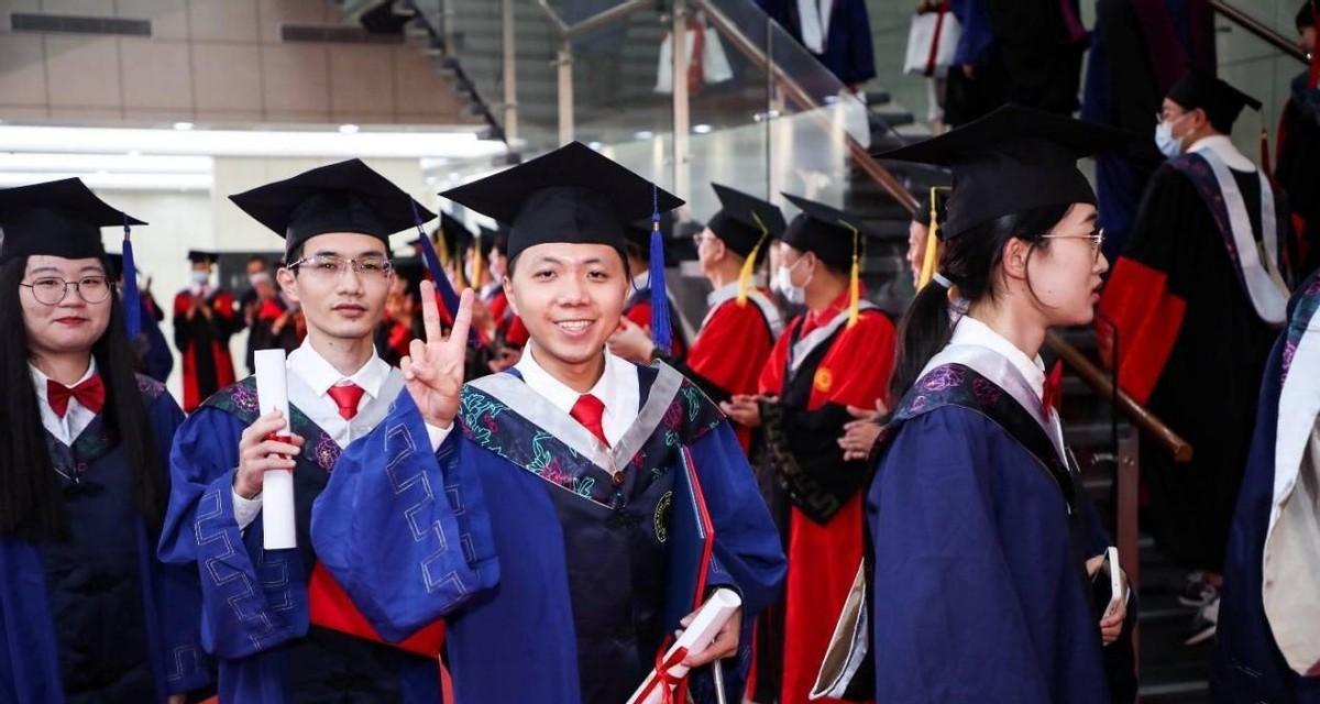 求职|名校毕业研究生纷纷应聘卷烟厂,流水线上的工人竟然都是高学历