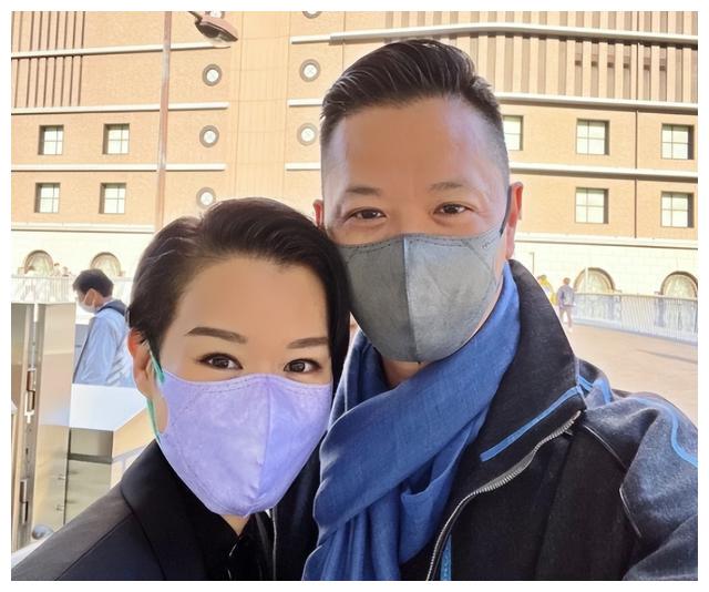 胡杏儿|胡杏儿三个儿子cos李小龙，奕霖暴风抽高比肩哥哥，兄弟仨长超像