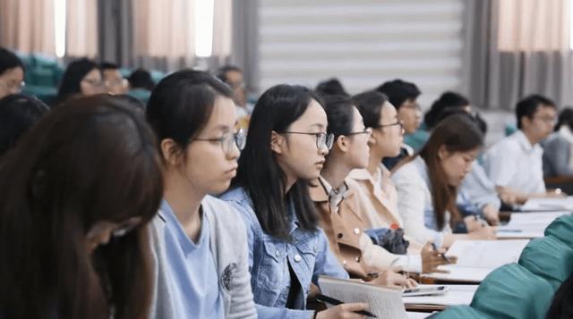 教师|中学招聘教师要求学历清北本科，看到学校名字后，网友：明白了