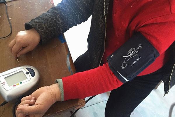 睡眠质量|高血压病人如何降血压?常用这4物泡水喝,血压悄悄降