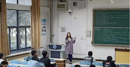 64岁院士直播会议,被女博士抱住献吻,而两人身份背景被曝光!