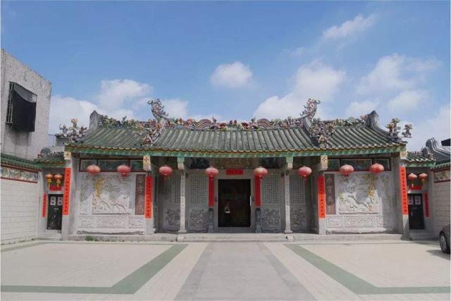 广东:奔驰车撞毁百年祠堂,被索赔190万,村委会:价格村民自定