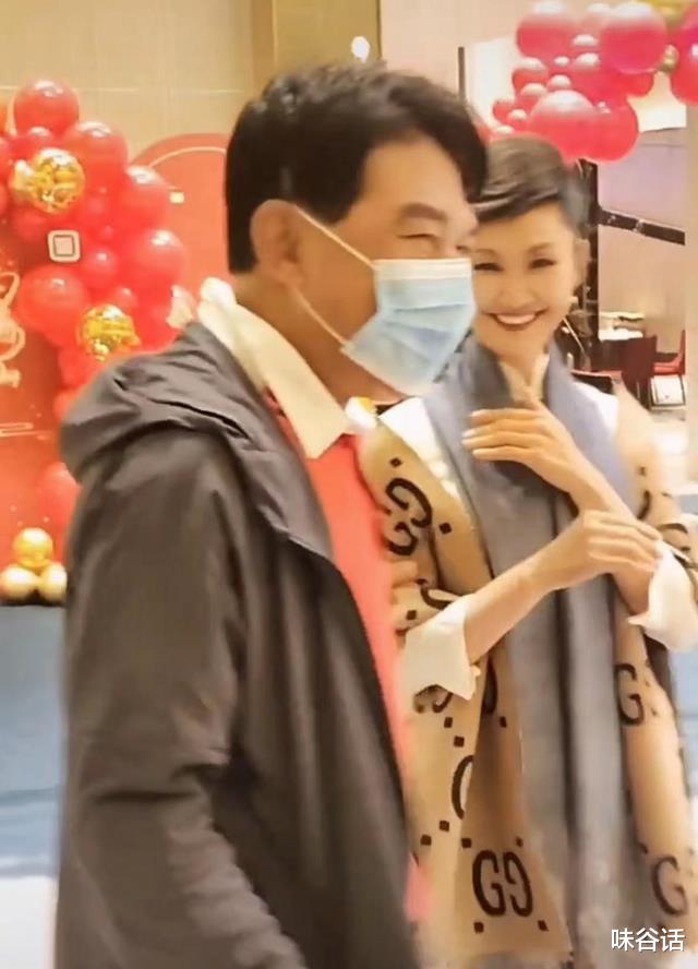 朱时茂和于文华老友相聚，男方身材壮硕太潇洒，女方化浓妆仍貌美