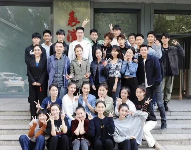 张子枫|张子枫北电全班合照曝光，唯一短发女生，站位看出是班级“小透明”