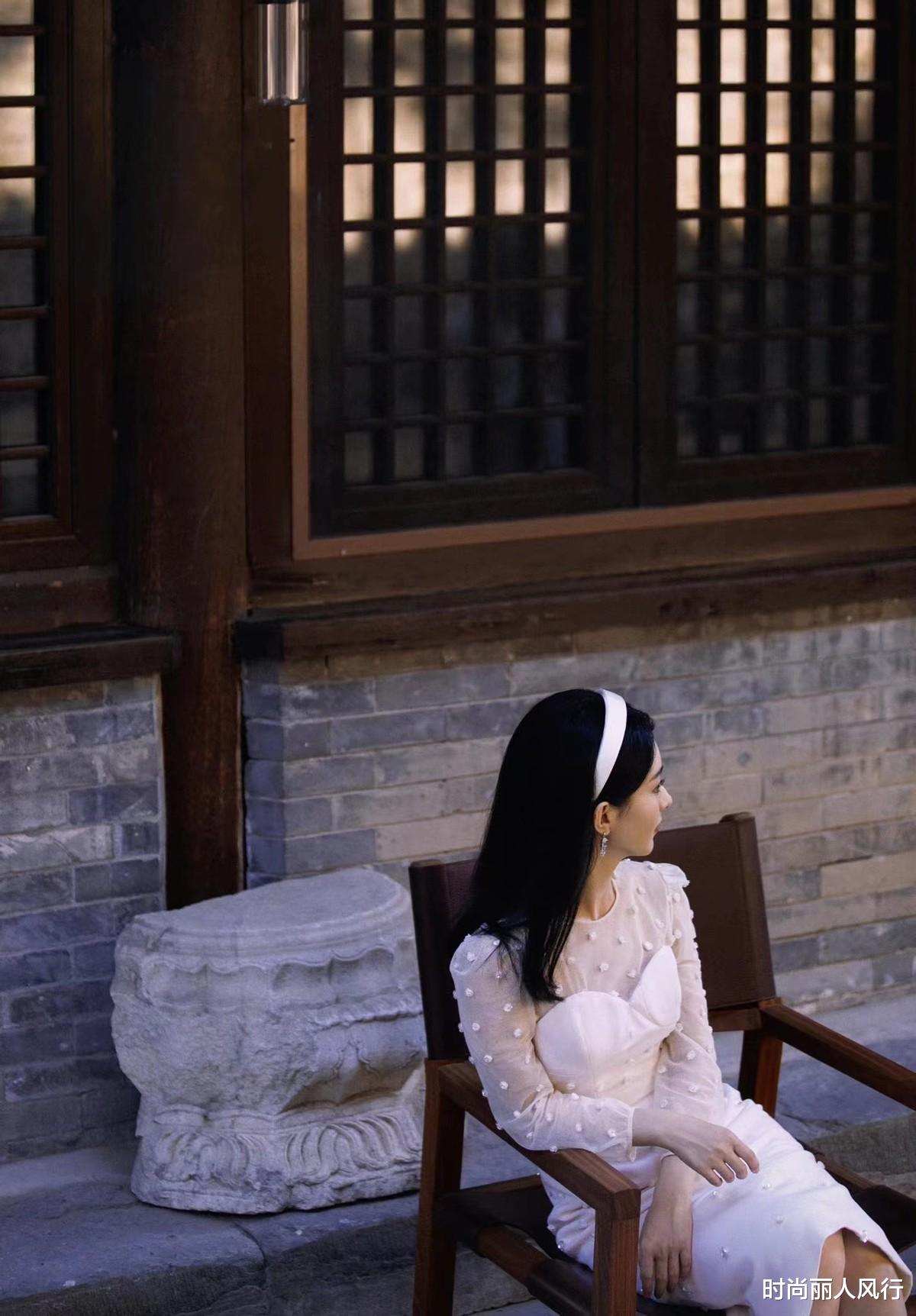 金鹰女神赵丽颖又一次惊艳出场！穿白裙造型封神，拍宣传片太绝美